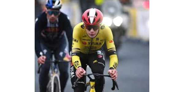 Chute de Vingegaard à l'entraînement après avoir été suivi